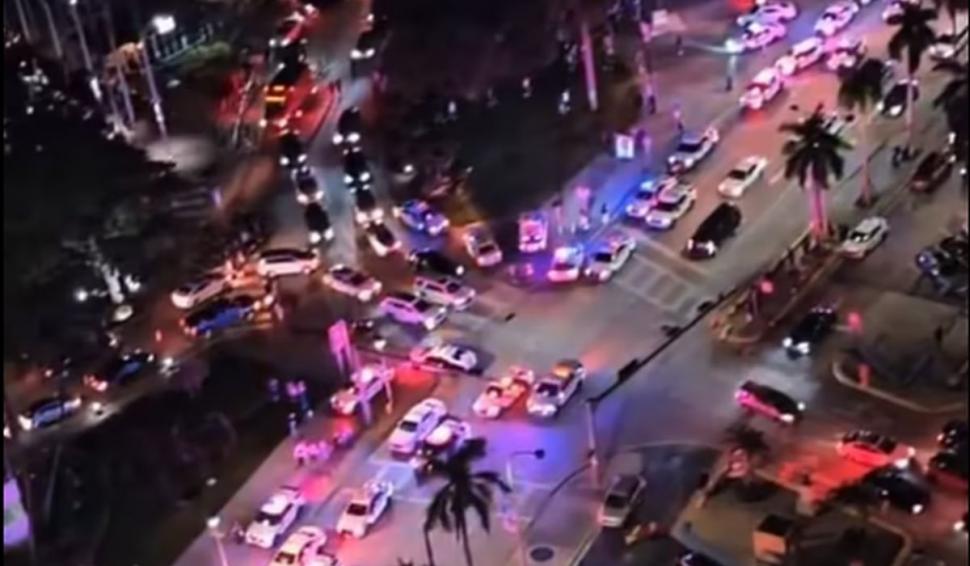 "Extratereștri de trei metri la mall! Mass-media tace, autoritățile ascund totul!" | Poliția americană, chemată să facă lumină în cazul unui clip viral, care a isterizat internetul 879456