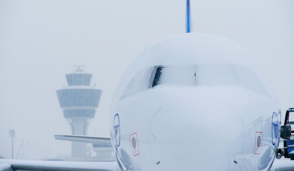 Întârzieri la zboruri și curse anulate, pe un mare aeroport din România, din cauza ninsorii și viscolului: "Vă recomandăm să ţineţi permanent legătura cu operatorii aerieni"
