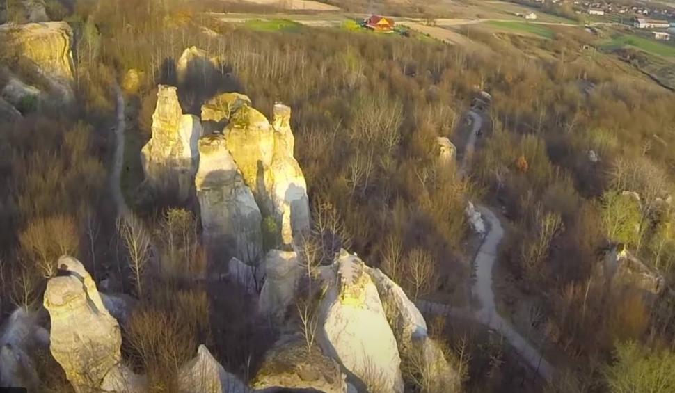 Locul legendar din România, identic cu Meteora din Grecia. Peisajul îți taie respirația 879505