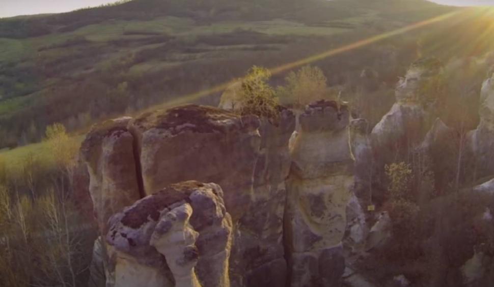 Locul legendar din România, identic cu Meteora din Grecia. Peisajul îți taie respirația 879506