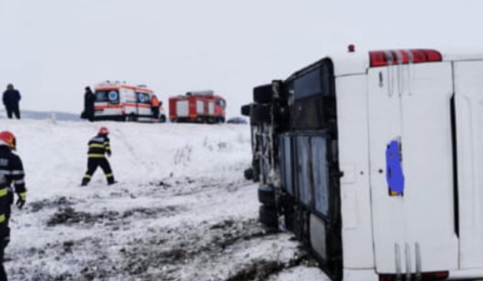 Un microbuz plin cu 17 pasageri s-a răsturnat în afara carosabilului, în Galați | A fost activat Planul Roșu