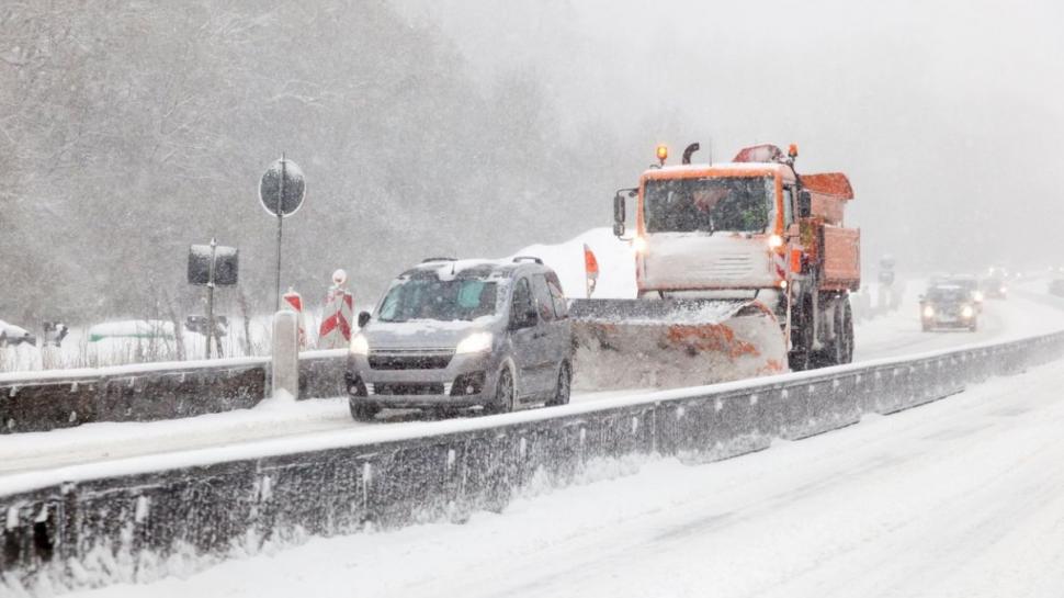 Zeci de școli din România vor fi închise din cauza vremii. Unde a lovit cel mai tare ciclonul polar 879525