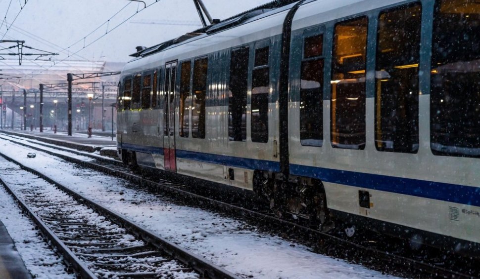 Trafic feroviar întrerupt, din cauza ninsorii și viscolului! Lista trenurilor de călători cu întârzieri