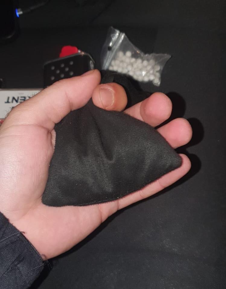 Trei tineri din Constanța, prinși cu droguri în lenjeria intimă. Le-au spus polițiștilor că este ceai 879468