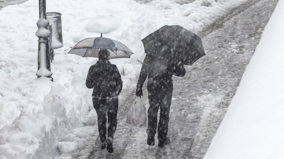 Vremea face ravagii şi în Republica Moldova! Atenționare de călătorie din cauza ninsorilor abundente