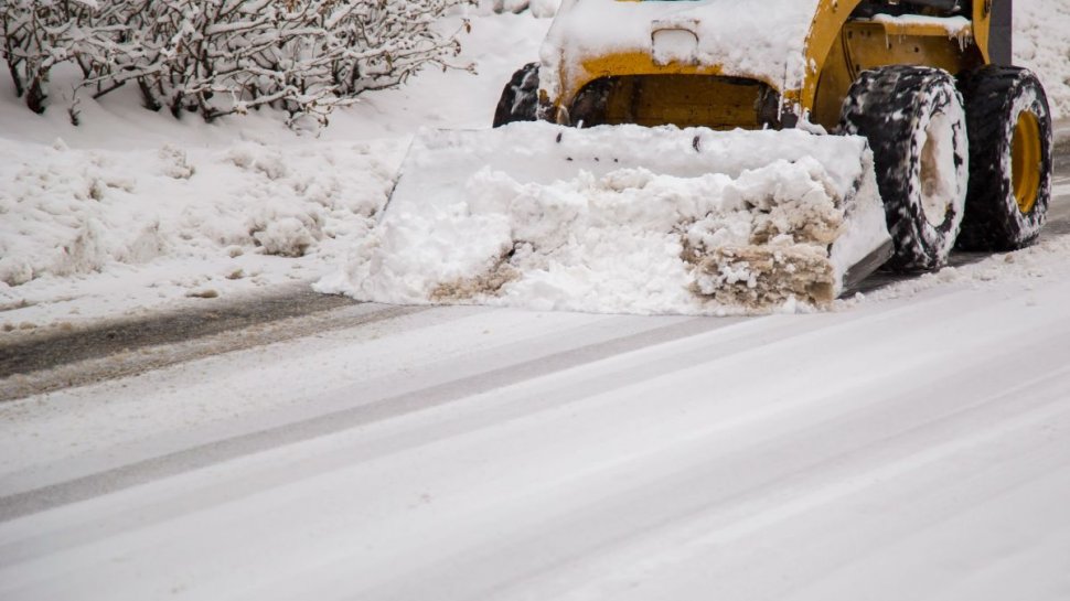 Zonele în care ninge abundent în România! S-a depus strat gros de zăpadă | Drumarii intervin