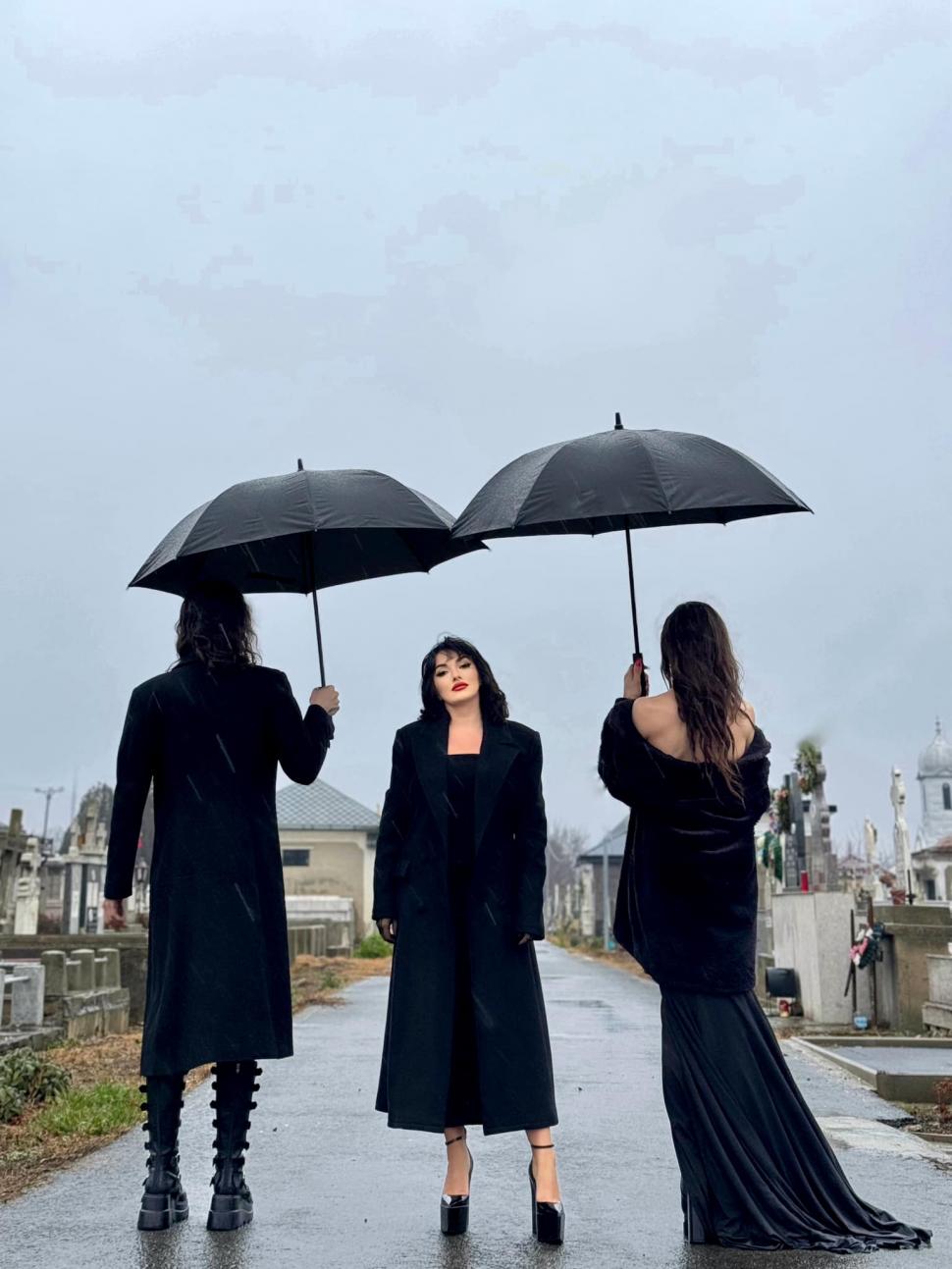 Ana Morodan, şedinţă foto inedită în cimitir: "Am venit să-mi îngrop trecutul" 879665