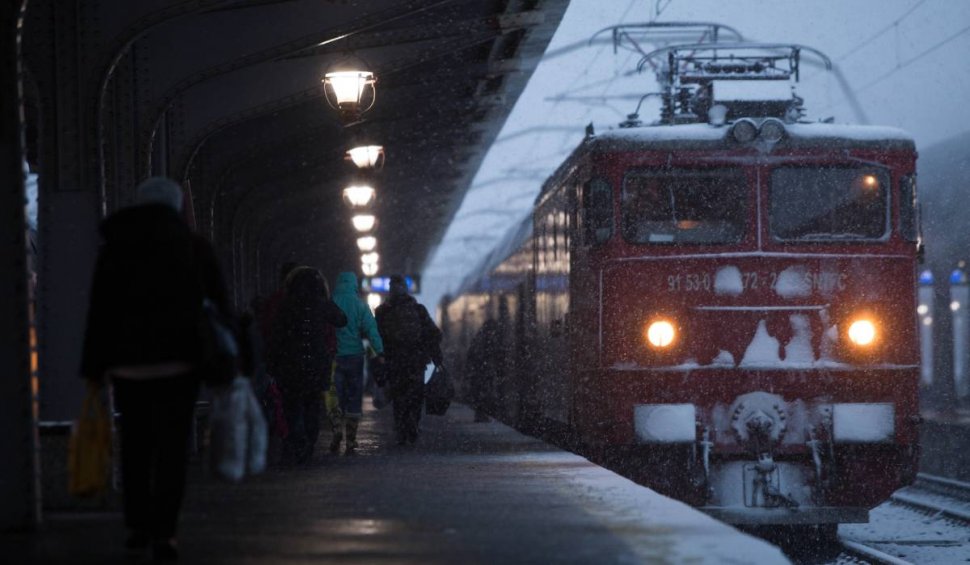 Întârzieri de zeci de minute ale trenurilor din cauza condițiilor grele de iarnă. Anunțul CFR Călători, în urma condițiilor meteo | Lista rutelor afectate