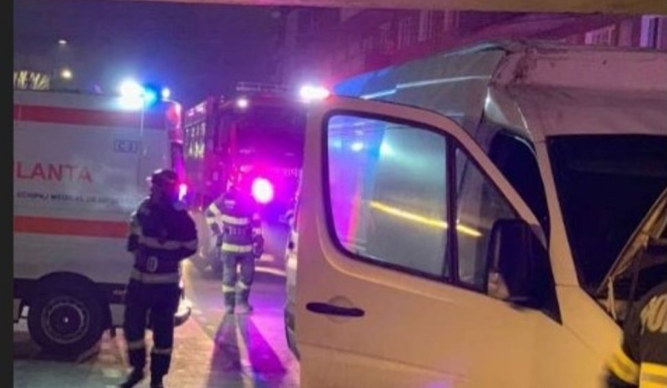 Accident cu șase victime în Arad, după ce un microbuz cu pasageri s-a izbit de grinda unui pasaj