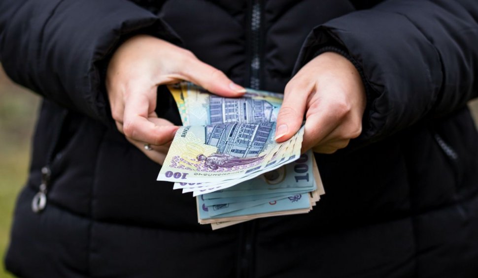Angajații români cu vechime mai mare de doi ani nu mai pot fi plătiți cu salariul minim | Cum se calculează perioada de 24 de luni