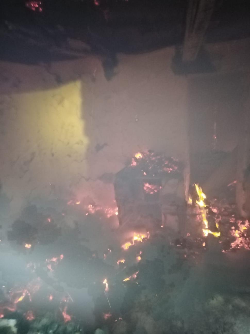 Un bărbat de 87 de ani, nevăzător, a murit carbonizat, după ce casa i-a fost cuprinsă de flăcări, în localitatea Coşca, judeţul Vaslui 879813