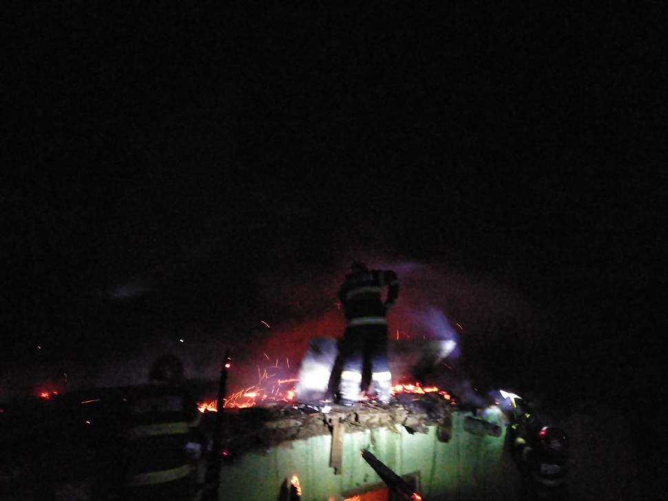 Un bărbat de 87 de ani, nevăzător, a murit carbonizat, după ce casa i-a fost cuprinsă de flăcări, în localitatea Coşca, judeţul Vaslui 879814