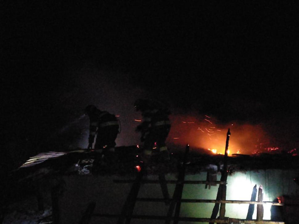 Un bărbat de 87 de ani, nevăzător, a murit carbonizat, după ce casa i-a fost cuprinsă de flăcări, în localitatea Coşca, judeţul Vaslui 879815