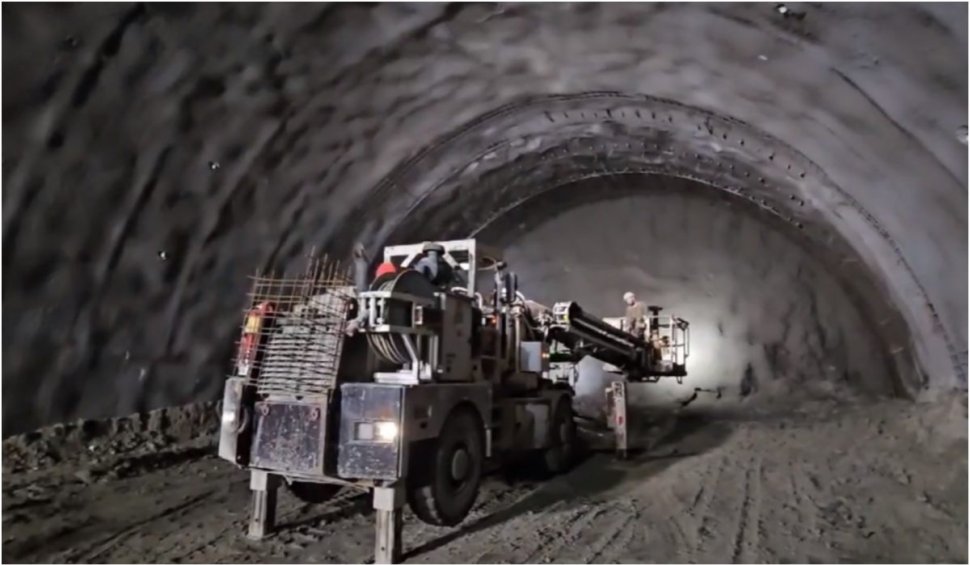 Imagini cu primul tunel de autostradă în stâncă, săpat de austrieci în România | "Se lucrează în trei schimburi, 24 de ore din 24"