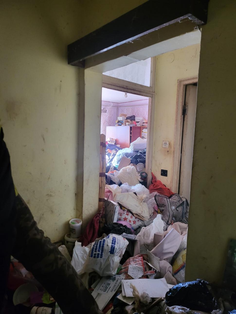 Situație nemaiîntâlnită la Baia Mare. Două femei au adunat tone de gunoaie în propriul apartament  879924