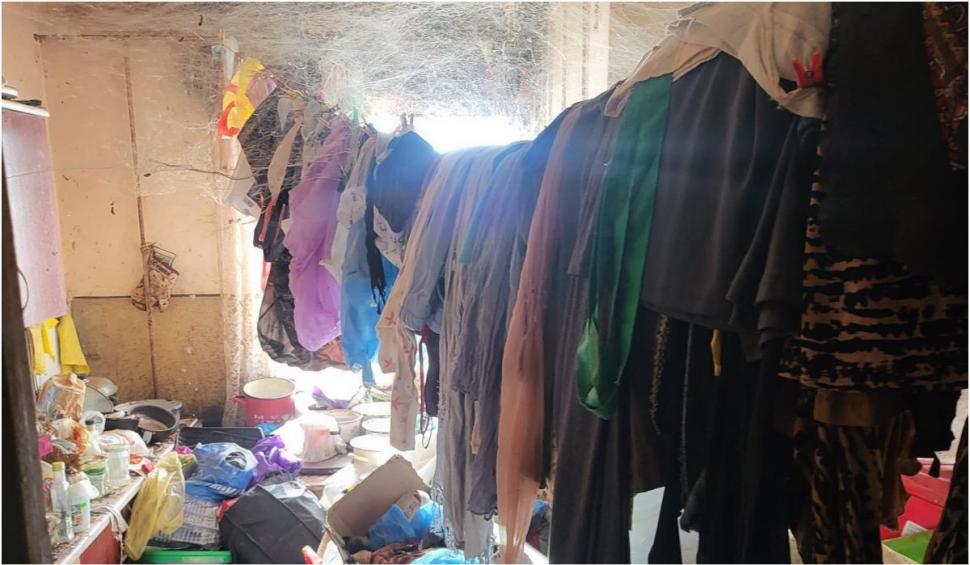 Situație nemaiîntâlnită la Baia Mare. Două femei au adunat tone de gunoaie în propriul apartament  879926