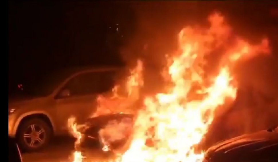 O femeie din Roman a aflat că soţul are o aventură cu o tânără din oraş, a găsit casa amantei şi i-a dat foc la maşină
