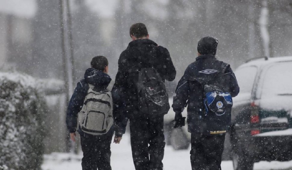 Mai multe școli din județul Iași rămân închise, din cauza drumurilor acoperite de zăpadă