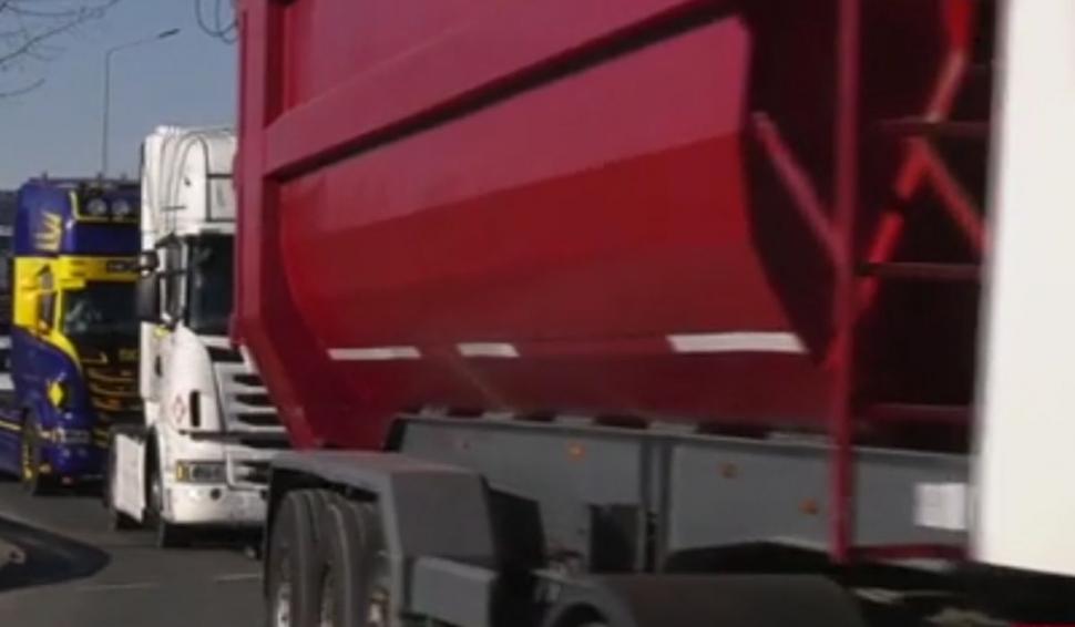 Șoferii de TIR și fermierii au încercuit Capitala și au provocat haos pe centură | "E de ajuns să blocăm vămile!" | Unii protestatari au fost duși la Poliție 879935