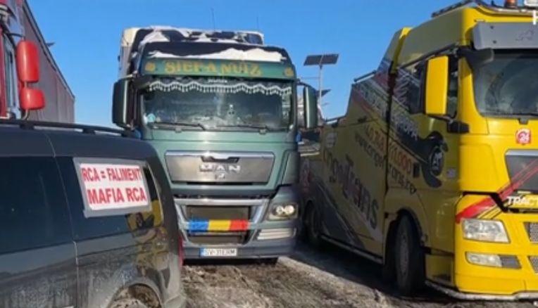 Șoferii de TIR și fermierii au încercuit Capitala și au provocat haos pe centură | "E de ajuns să blocăm vămile!" | Unii protestatari au fost duși la Poliție 879936