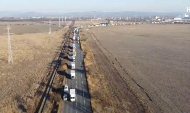 Șoferii de TIR și fermierii au încercuit Capitala și au provocat haos pe centură | "E de ajuns să blocăm vămile!" | Unii protestatari au fost duși la Poliție 879937