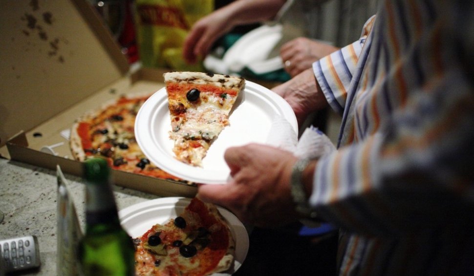 Un tânăr de 23 de ani a murit după ce a mâncat o felie de pizza comandată online. Ultima sa întrebare a fost: "Oare o să mor?"