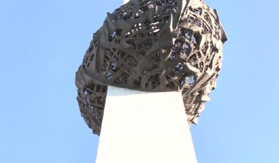 A fost vandalizată "Țepușa cu cartof" din Piața Revoluției! Monumentul dedicat eroilor din '89 a fost spoit cu mesaje sataniste și obscene 879914