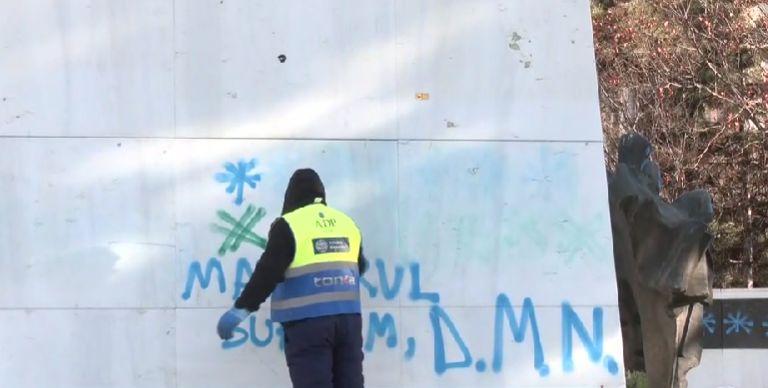 A fost vandalizată "Țepușa cu cartof" din Piața Revoluției! Monumentul dedicat eroilor din '89 a fost spoit cu mesaje sataniste și obscene 879915