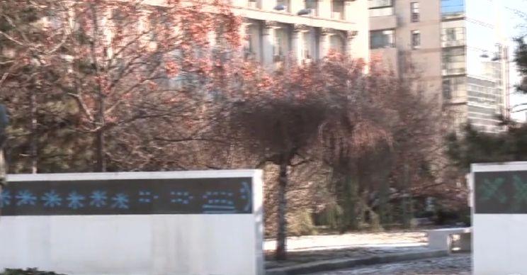 A fost vandalizată "Țepușa cu cartof" din Piața Revoluției! Monumentul dedicat eroilor din '89 a fost spoit cu mesaje sataniste și obscene 879916