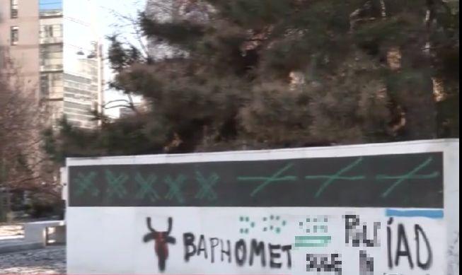 A fost vandalizată "Țepușa cu cartof" din Piața Revoluției! Monumentul dedicat eroilor din '89 a fost spoit cu mesaje sataniste și obscene 879917