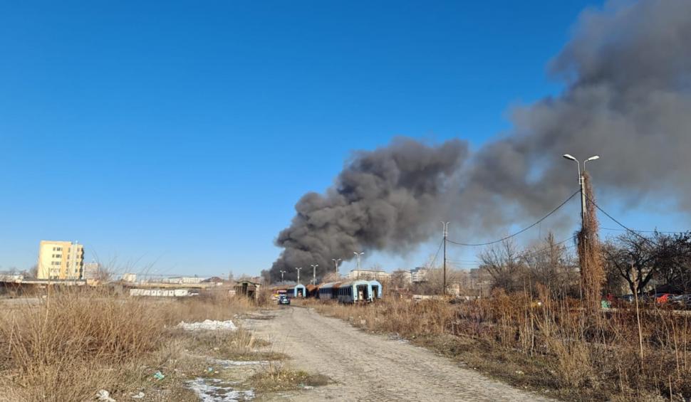 Incendiu în zona dintre Gara Basarab și Podul Grant din București. Autorităţile au trimis mesaj RO-Alert 880106