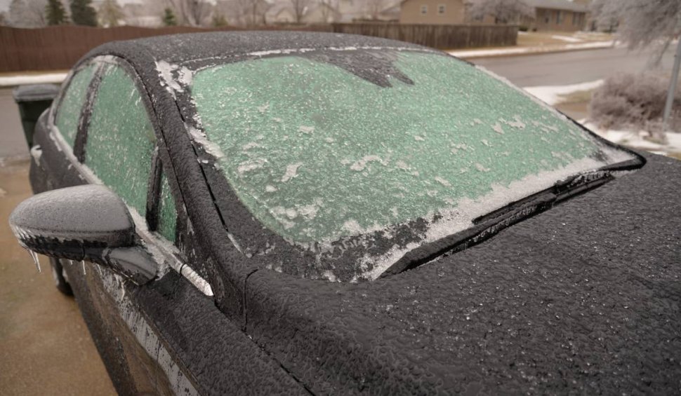 Șapte metode simple pentru a dezgheța mașina în timpul iernii. Poți evita o amendă de 1.160 de lei