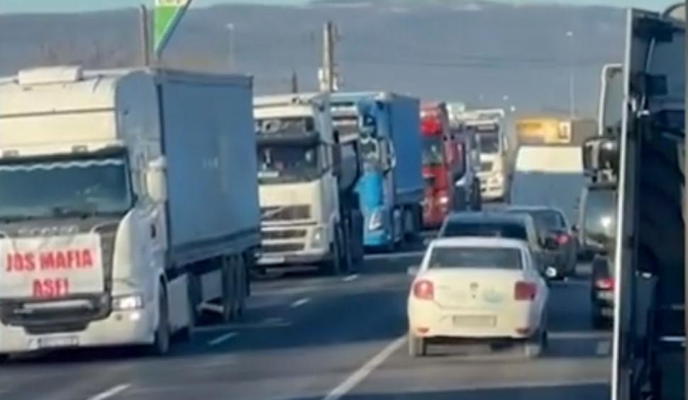 Protestatarii din transporturi și fermierii, furioși, în drum spre Guvern. Camioanele au blocat Pasajul Domnești din București: "Nu plecăm până nu se vor rezolva problemele!" 880102