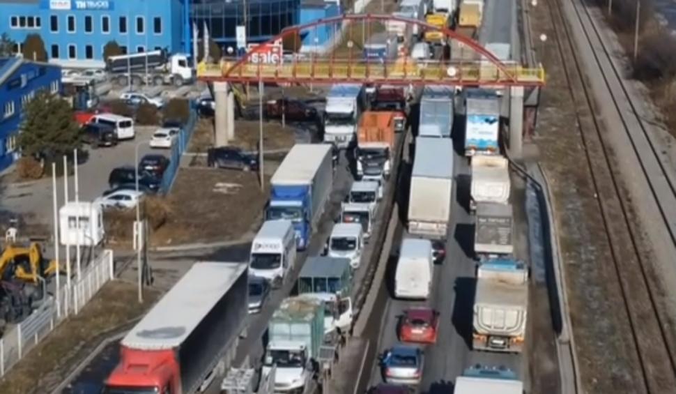 Protestatarii din transporturi și fermierii, furioși, în drum spre Guvern. Camioanele au blocat Pasajul Domnești din București: "Nu plecăm până nu se vor rezolva problemele!" 880103