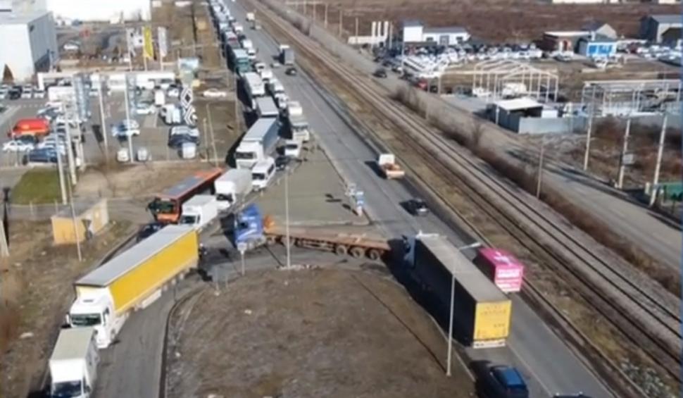 Protestatarii din transporturi și fermierii, furioși, în drum spre Guvern. Camioanele au blocat Pasajul Domnești din București: "Nu plecăm până nu se vor rezolva problemele!" 880105