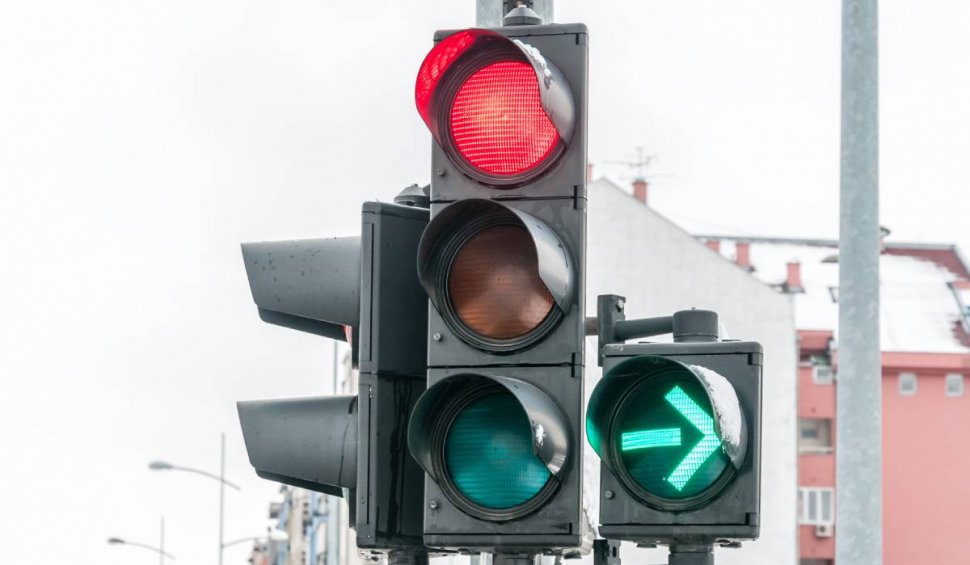 Amendă usturătoare pentru cei care nu respectă semaforul verde intermitent. Regula pe care toți șoferii trebuie să o cunoască