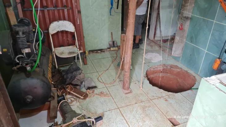 Un bărbat a săpat o groapă în bucătărie, a căzut în ea şi a murit, după ce a visat că va găsi aur 880373