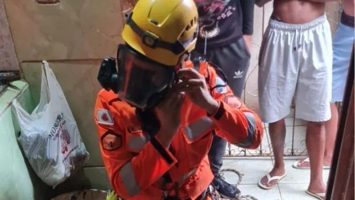 Un bărbat a săpat o groapă în bucătărie, a căzut în ea şi a murit, după ce a visat că va găsi aur 880375