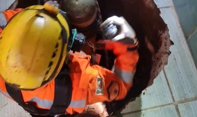 Un bărbat a săpat o groapă în bucătărie, a căzut în ea şi a murit, după ce a visat că va găsi aur 880376