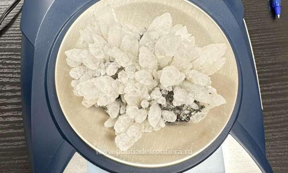 O femeie a fost prinsă cu zeci de flori de mină în bagajul de cală, pe Aeroportul Cluj-Napoca, când încerca să zboare în Marea Britanie 880297