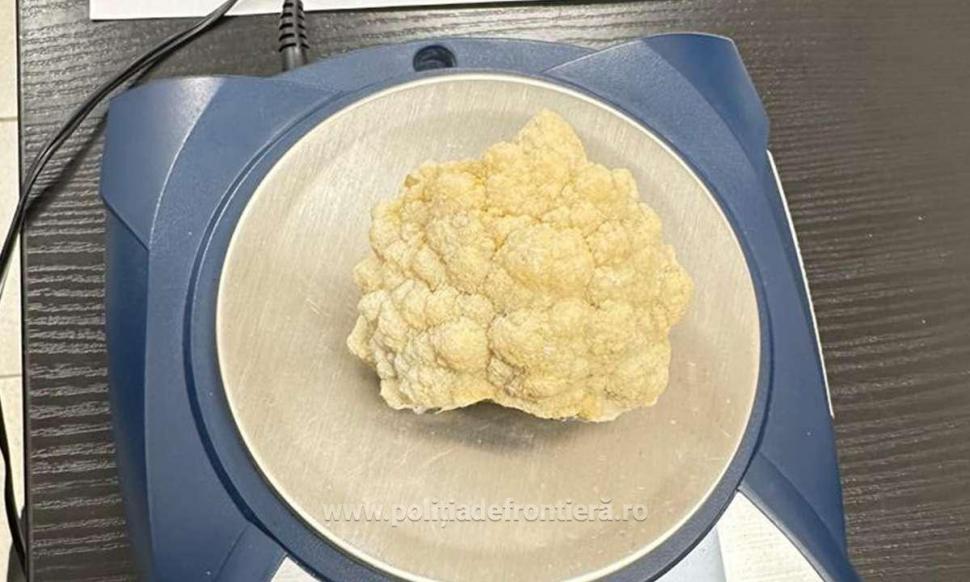 O femeie a fost prinsă cu zeci de flori de mină în bagajul de cală, pe Aeroportul Cluj-Napoca, când încerca să zboare în Marea Britanie 880299