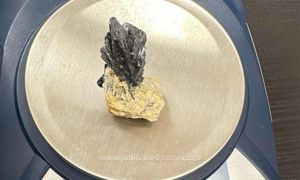 O femeie a fost prinsă cu zeci de flori de mină în bagajul de cală, pe Aeroportul Cluj-Napoca, când încerca să zboare în Marea Britanie 880300