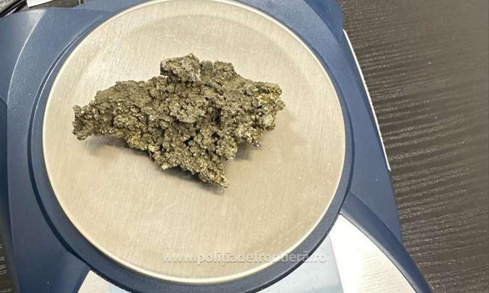 O femeie a fost prinsă cu zeci de flori de mină în bagajul de cală, pe Aeroportul Cluj-Napoca, când încerca să zboare în Marea Britanie 880301