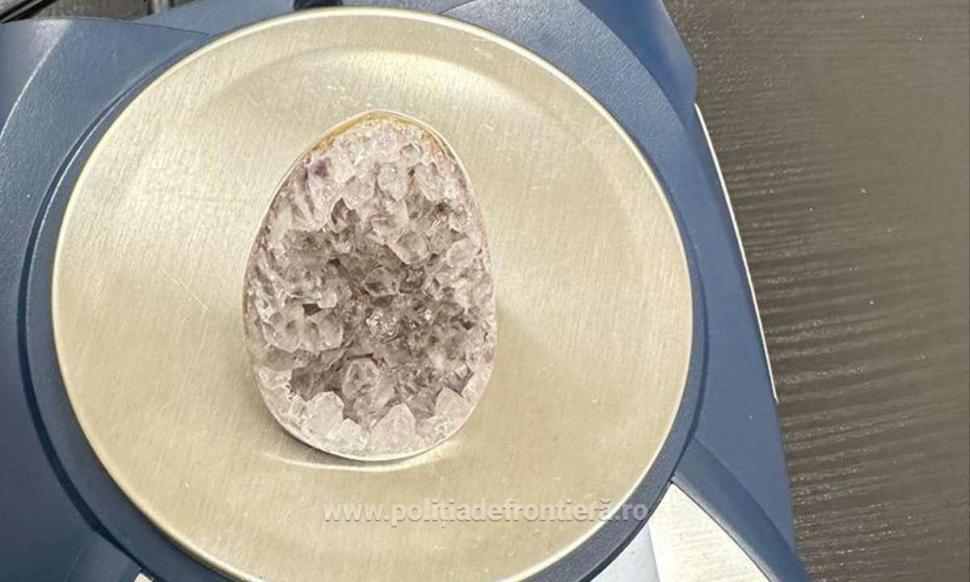 O femeie a fost prinsă cu zeci de flori de mină în bagajul de cală, pe Aeroportul Cluj-Napoca, când încerca să zboare în Marea Britanie 880303