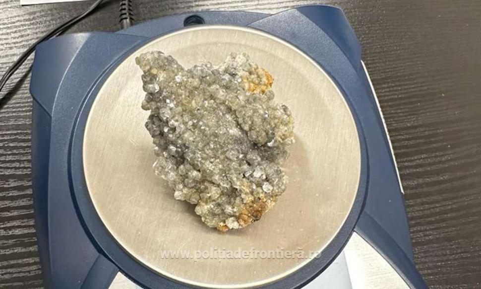 O femeie a fost prinsă cu zeci de flori de mină în bagajul de cală, pe Aeroportul Cluj-Napoca, când încerca să zboare în Marea Britanie 880304