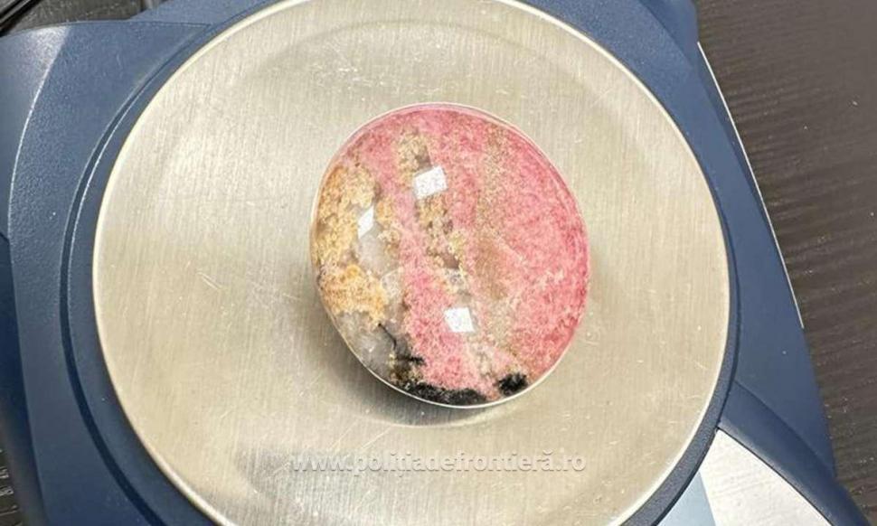 O femeie a fost prinsă cu zeci de flori de mină în bagajul de cală, pe Aeroportul Cluj-Napoca, când încerca să zboare în Marea Britanie 880305