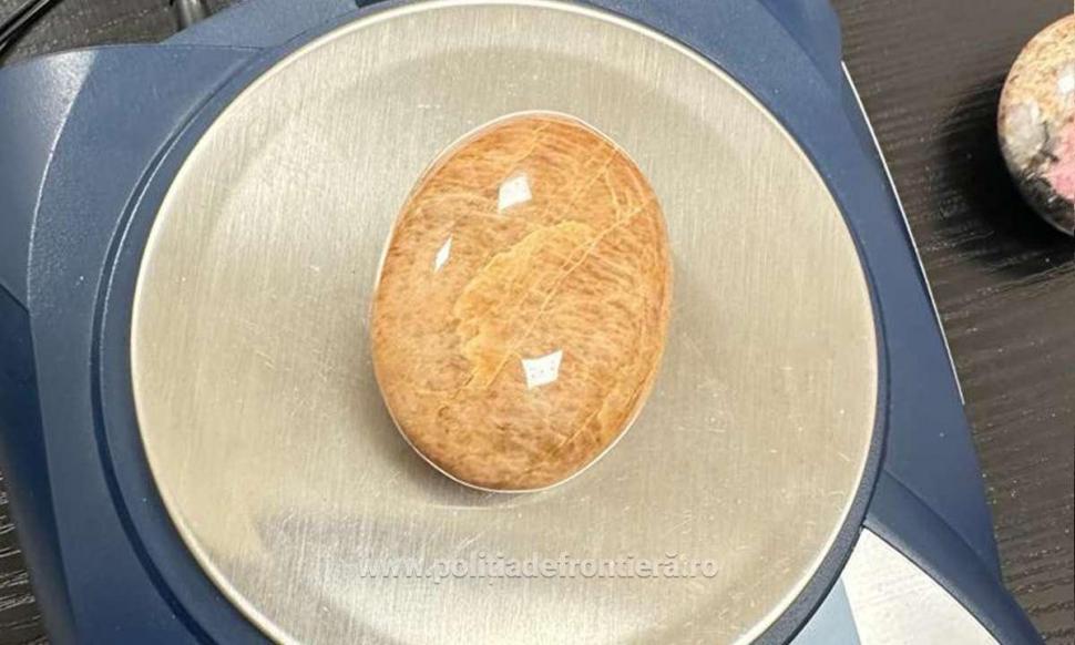 O femeie a fost prinsă cu zeci de flori de mină în bagajul de cală, pe Aeroportul Cluj-Napoca, când încerca să zboare în Marea Britanie 880306