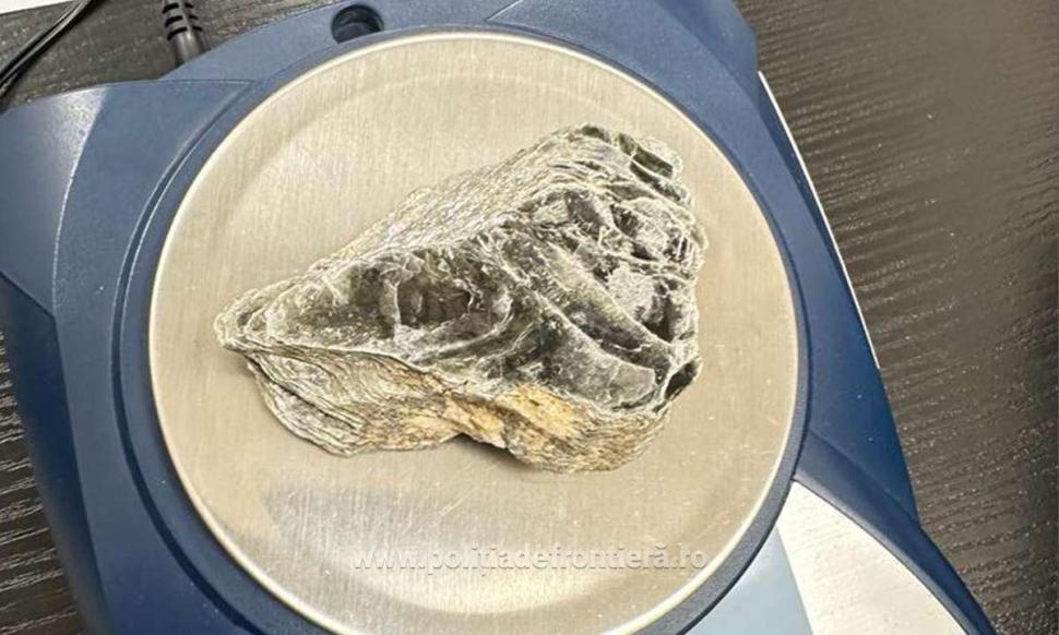 O femeie a fost prinsă cu zeci de flori de mină în bagajul de cală, pe Aeroportul Cluj-Napoca, când încerca să zboare în Marea Britanie 880307