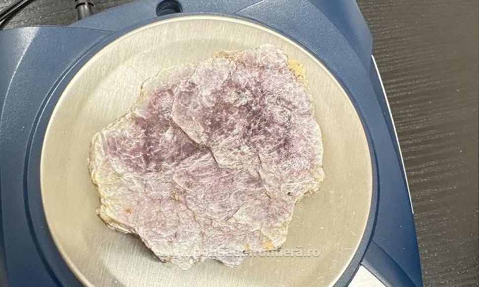 O femeie a fost prinsă cu zeci de flori de mină în bagajul de cală, pe Aeroportul Cluj-Napoca, când încerca să zboare în Marea Britanie 880308