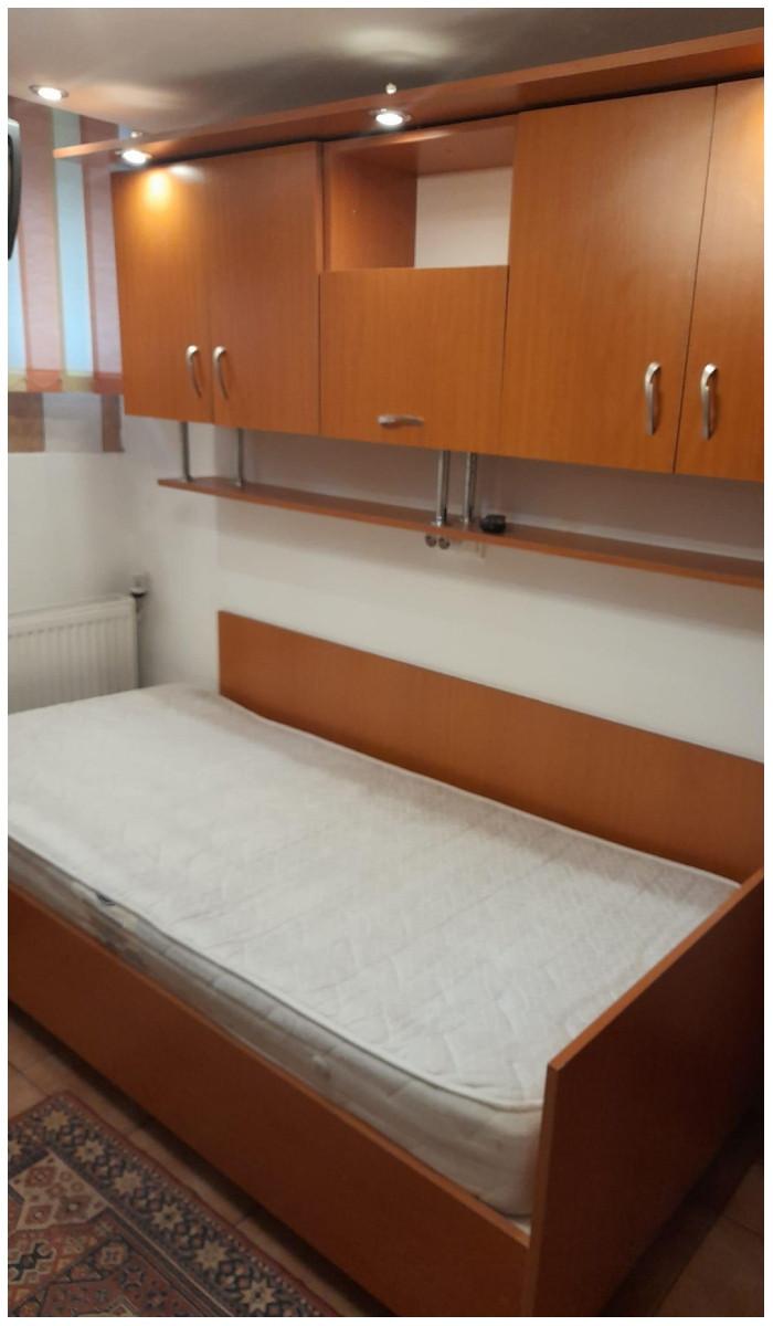 Garsonieră cu dușul lângă birou, scoasă la închiriat, în Târgu Mureș. Proprietarul, ironizat în mediul online: ”Unde e wc-ul?” 880395